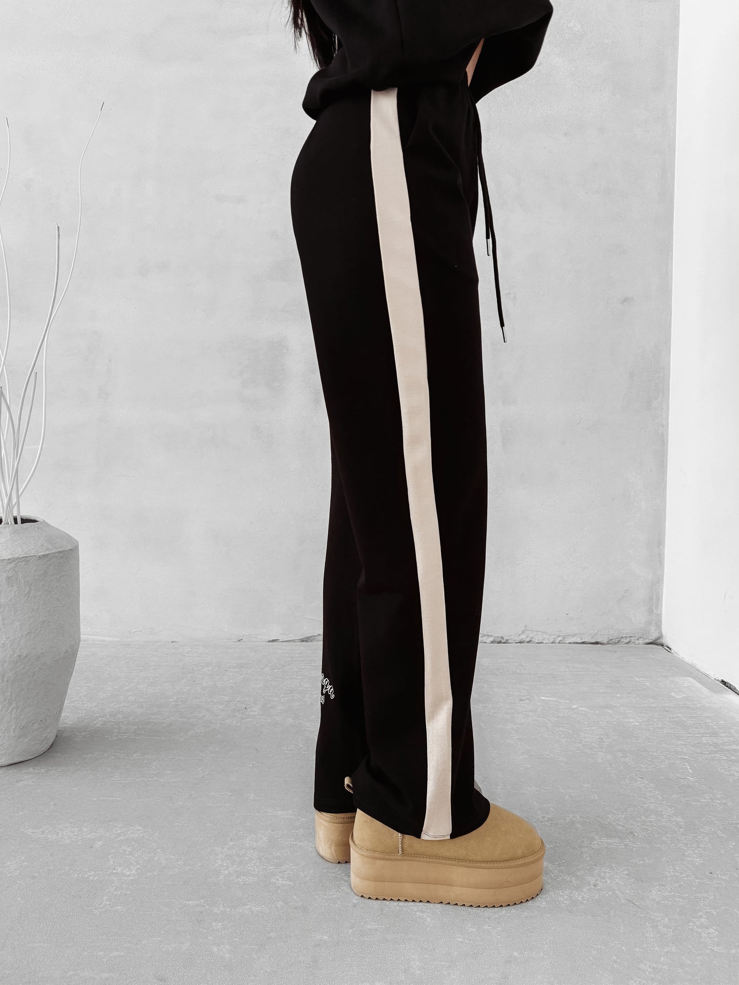 OLAVOGA Trousers Unique 2025