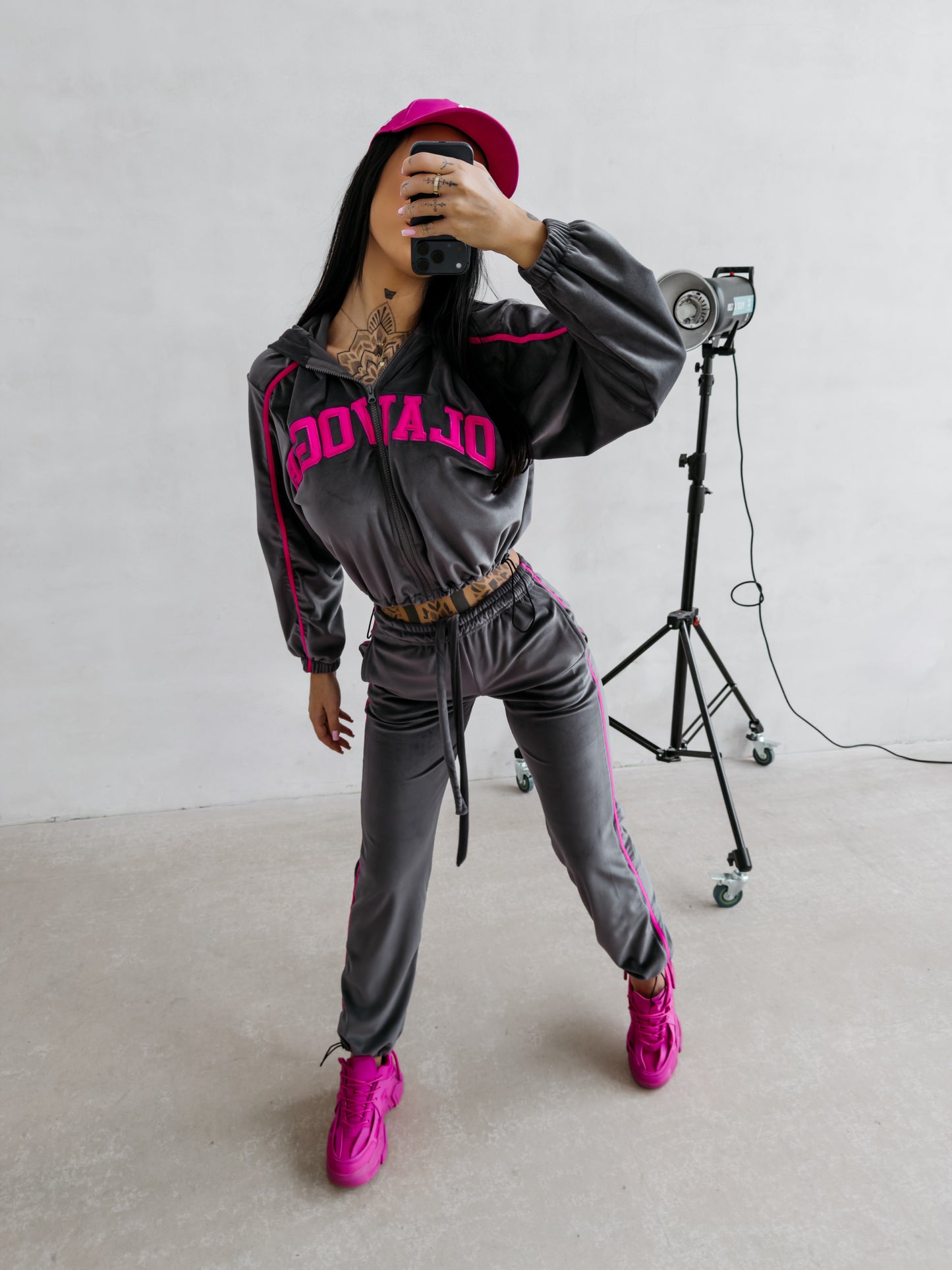 OLAVOGA set AVONI 2026