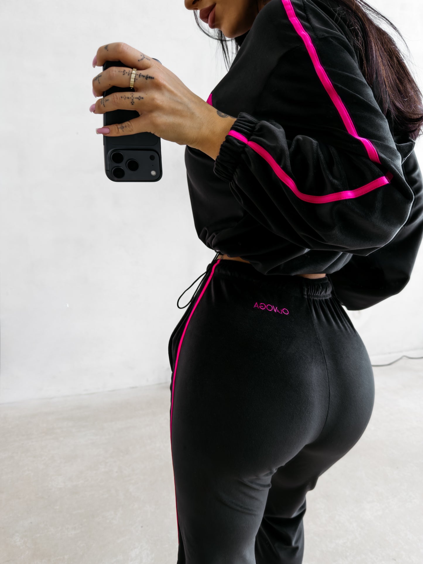 OLAVOGA set AVONI 2026