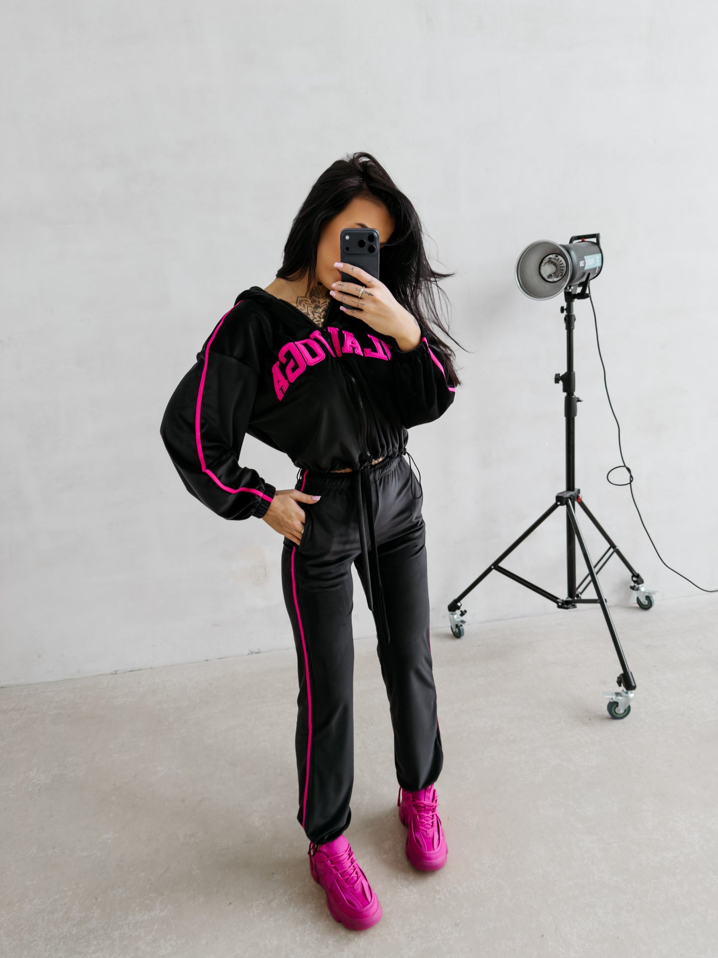 OLAVOGA set AVONI 2026